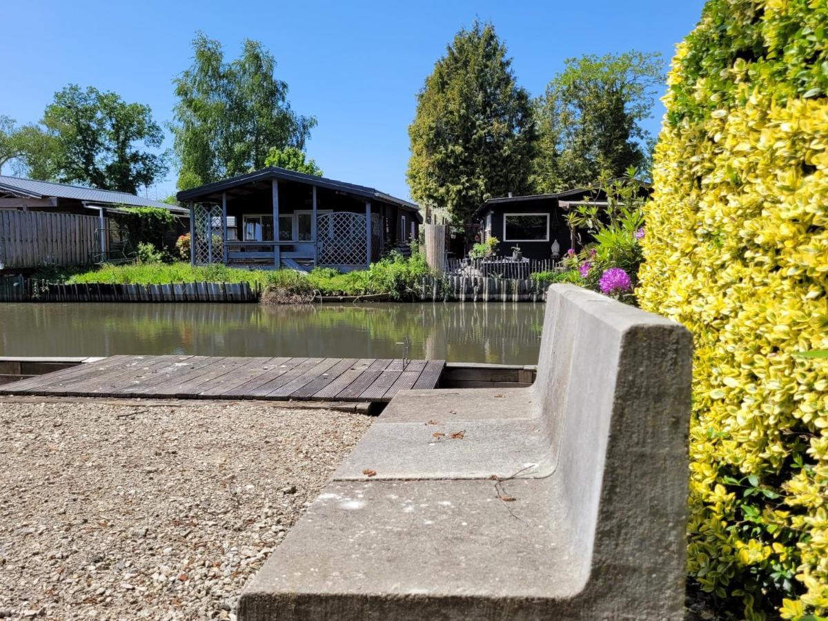 Rustig Gelegen Chalet Solvo Met Terras Aan Het Water Geel Exterior photo