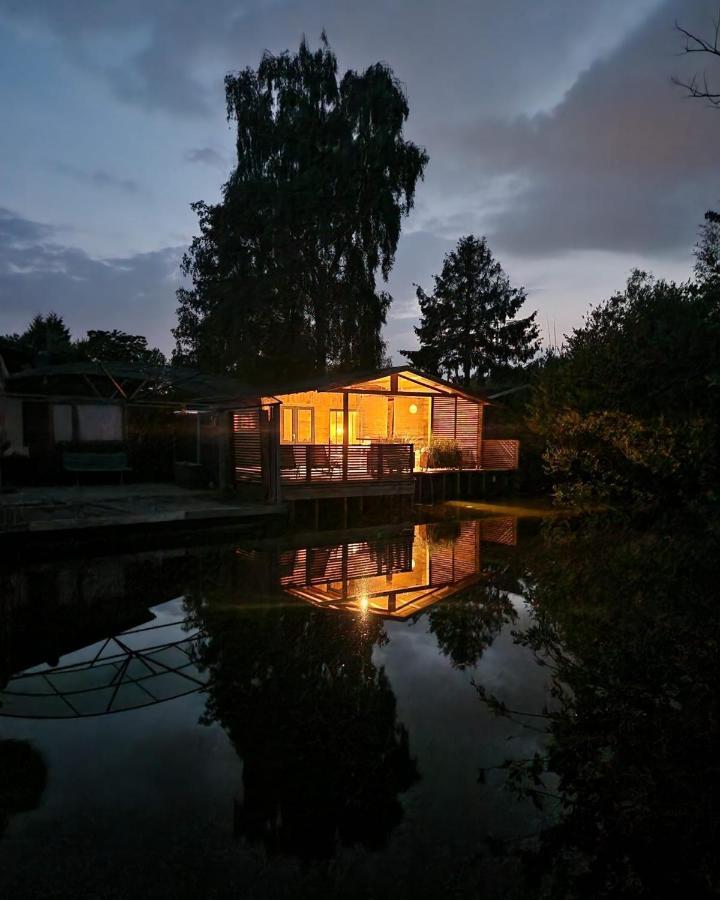 Rustig Gelegen Chalet Solvo Met Terras Aan Het Water Geel Exterior photo