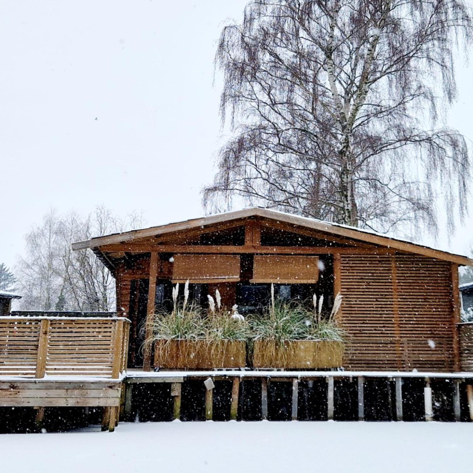 Rustig Gelegen Chalet Solvo Met Terras Aan Het Water Geel Exterior photo