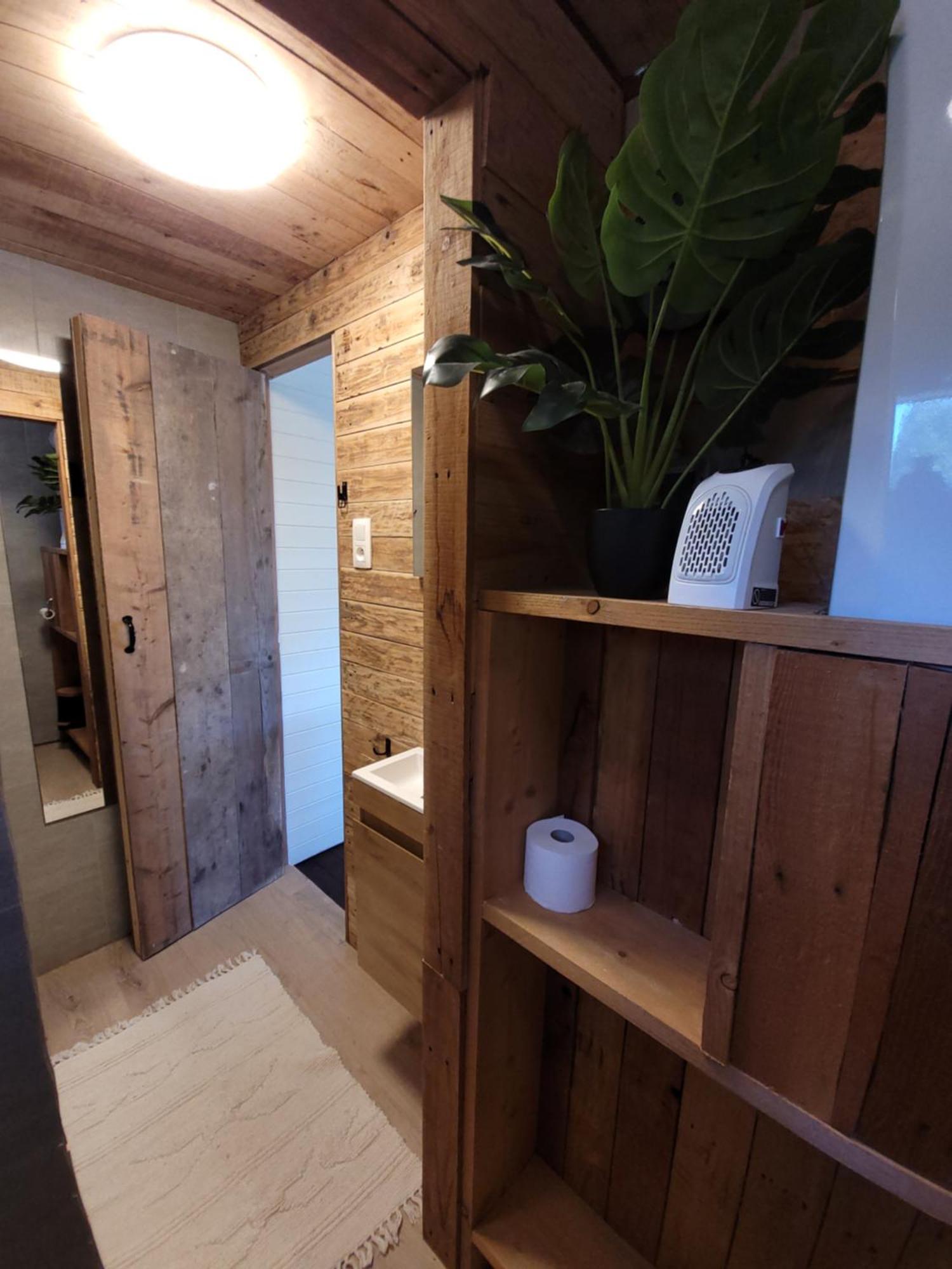 Rustig Gelegen Chalet Solvo Met Terras Aan Het Water Geel Exterior photo