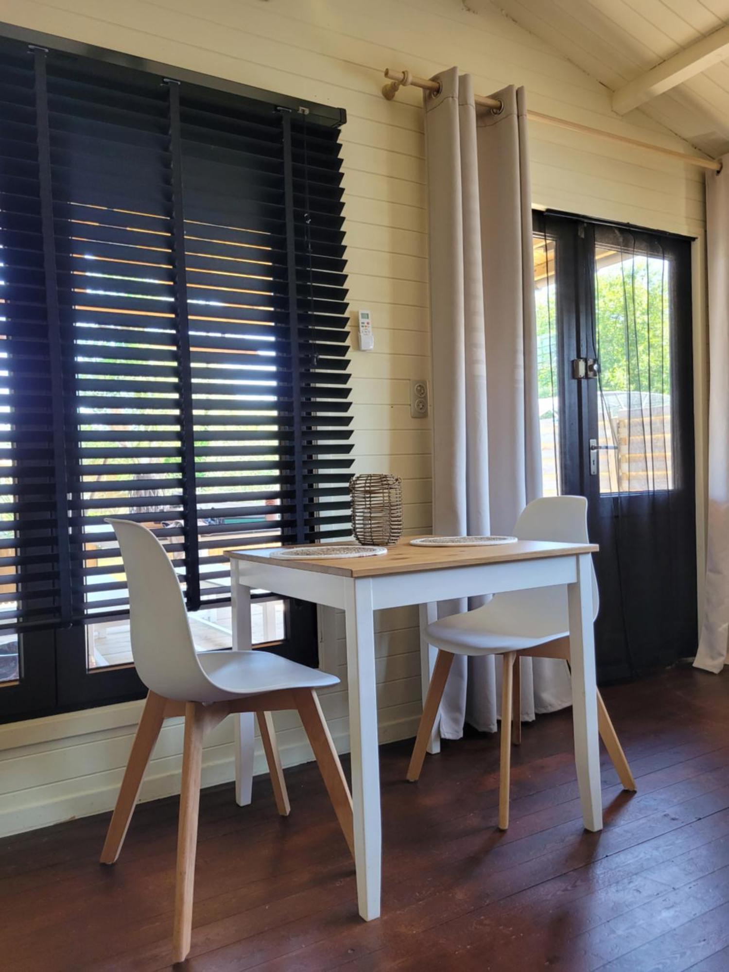 Rustig Gelegen Chalet Solvo Met Terras Aan Het Water Geel Exterior photo