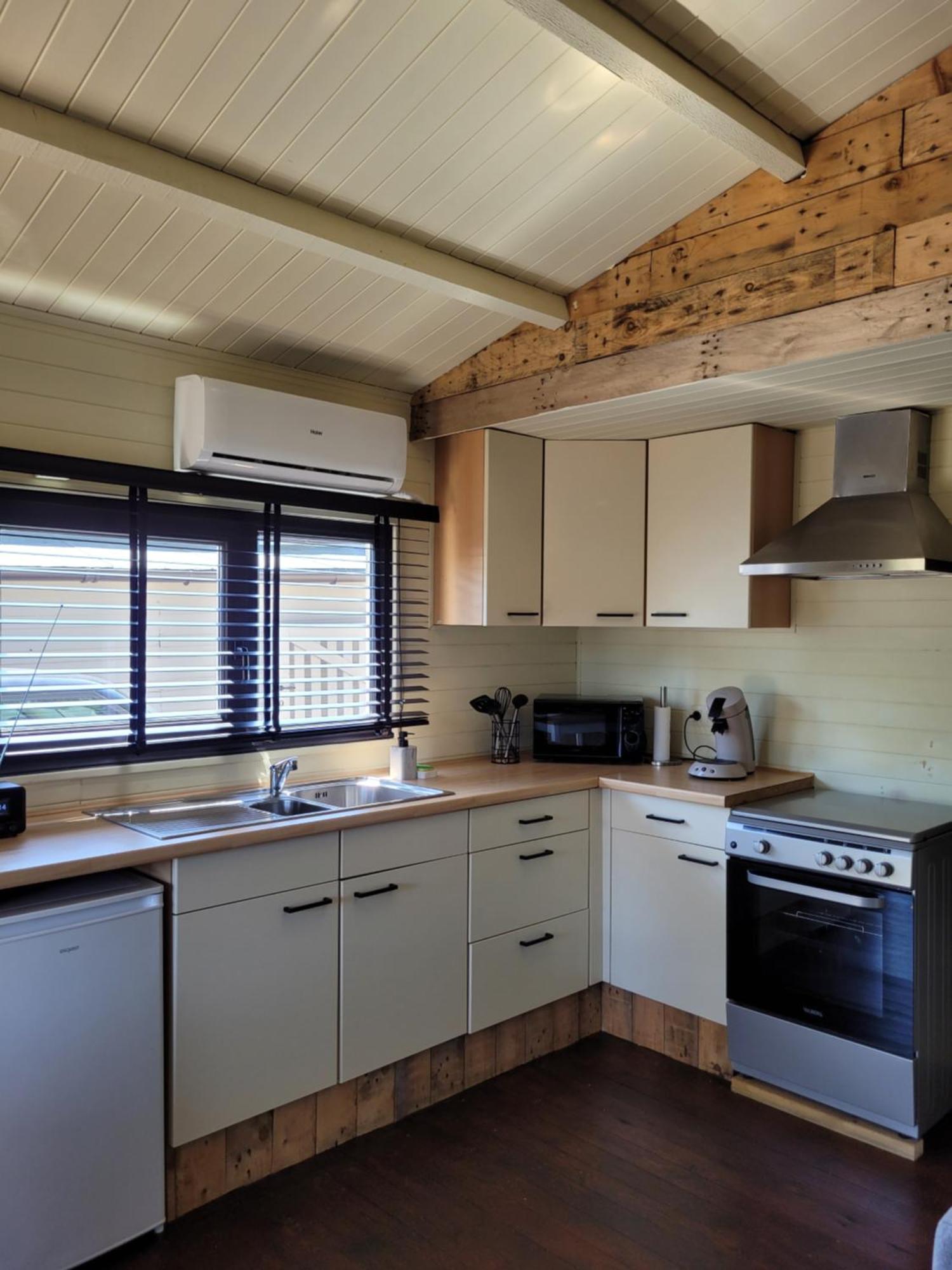 Rustig Gelegen Chalet Solvo Met Terras Aan Het Water Geel Exterior photo