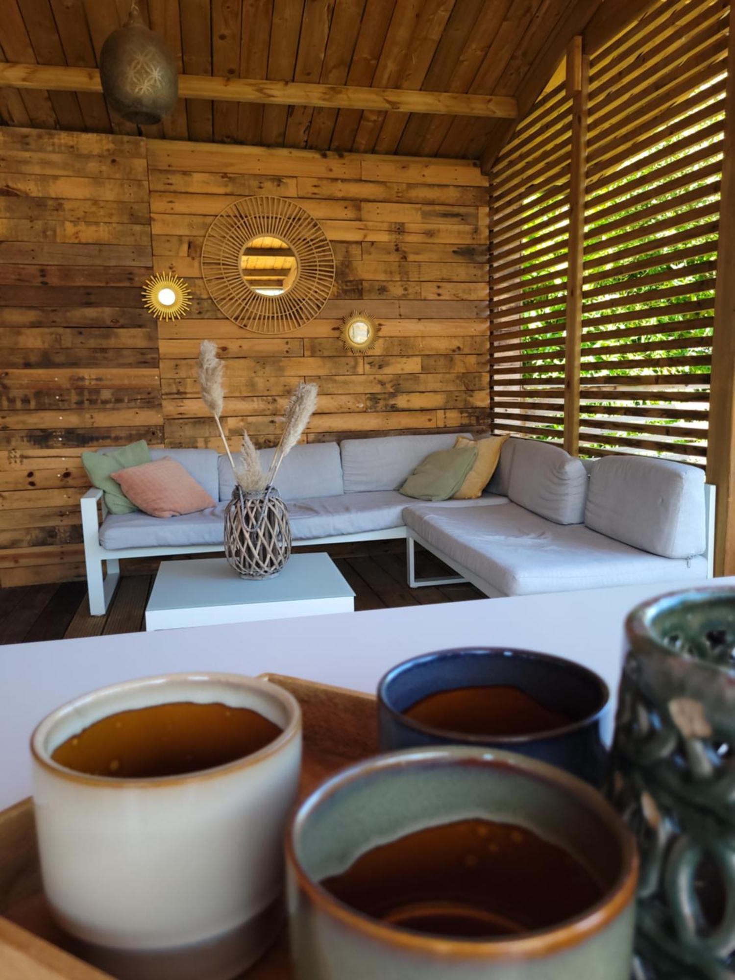 Rustig Gelegen Chalet Solvo Met Terras Aan Het Water Geel Exterior photo