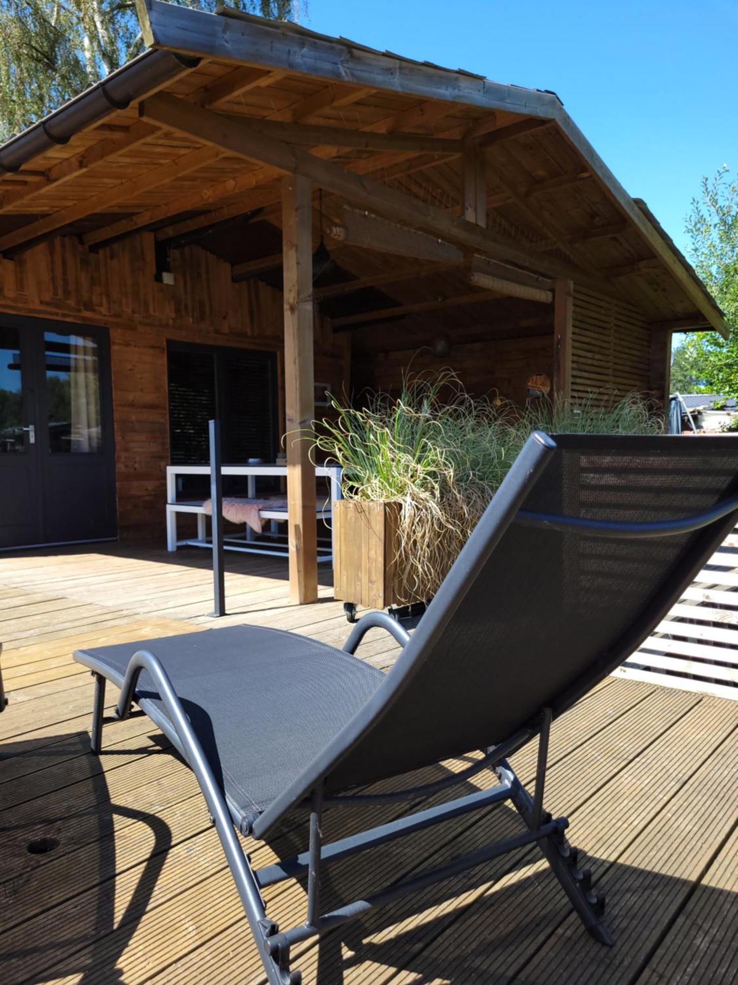 Rustig Gelegen Chalet Solvo Met Terras Aan Het Water Geel Exterior photo