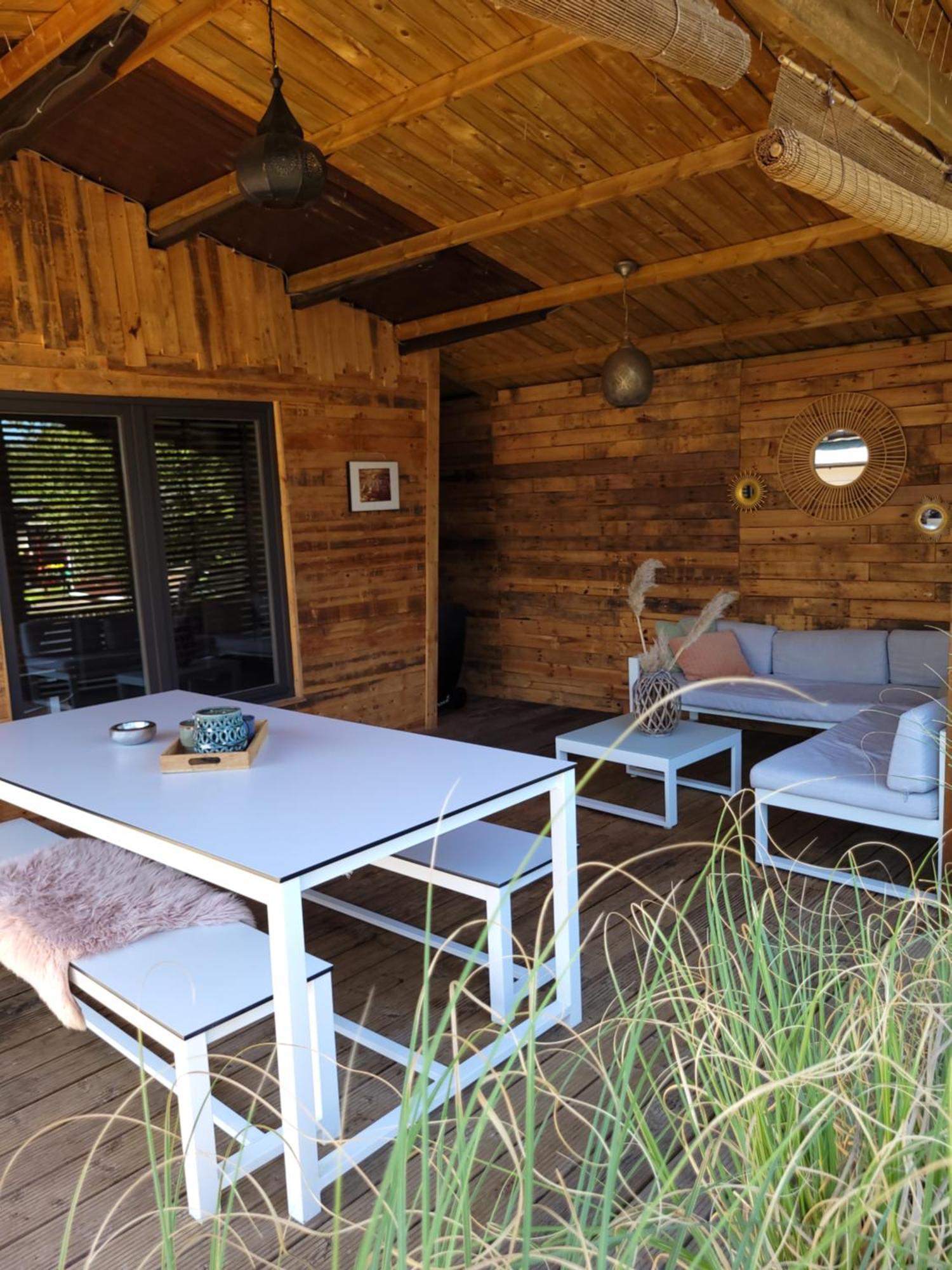 Rustig Gelegen Chalet Solvo Met Terras Aan Het Water Geel Exterior photo